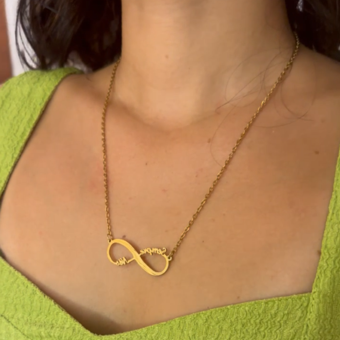 Caixa com Rosa Eterna & Colar Infinito Personalizado com Nomes