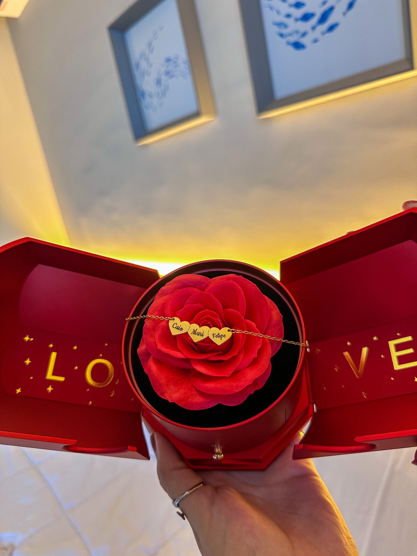 Caixa com Rosa Eterna & Colar Coração Personalizado com Nomes
