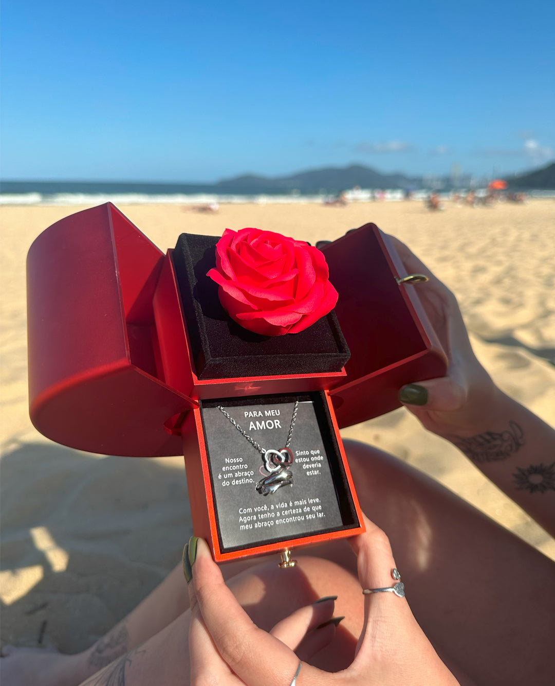 Caixa com Rosa  & Colar Personalizado + Anel do Abraço 💕