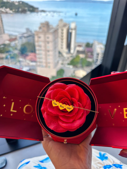 Caixa com Rosa Eterna & Colar Coração Personalizado com Nomes